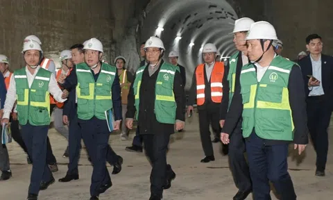 Thủ tướng kiểm tra công trường dự án metro Nhổn - Ga Hà Nội