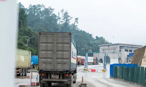 Hơn 1.400 xe chở hàng sang Trung Quốc qua cửa khẩu Lạng Sơn dịp Tết