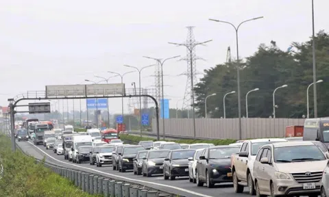 Người dân ùn ùn trở lại Thủ đô trong ngày cuối dịp nghỉ Tết Bính Ngọ