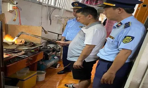 Một tiệm vàng có tiếng vừa bị buộc tiêu hủy sản phẩm, phạt hơn 200 triệu đồng