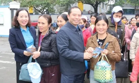 Lãnh đạo LĐLĐ tỉnh Thanh Hóa đón, lì xì công nhân trở lại làm việc sau Tết