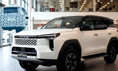 Toyota Fortuner đời mới lần đầu lộ diện trên phố