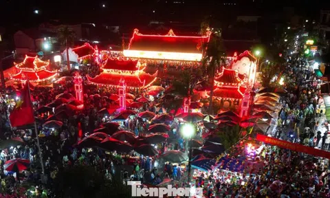 Hàng vạn người 'mua may, bán rủi' xuyên đêm tại phiên chợ lớn nhất Bắc Bộ