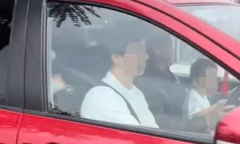 Xác minh clip người đàn ông vừa lái ô tô vừa ôm trẻ nhỏ trong lòng