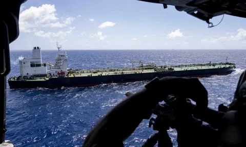 Truy đuổi xuyên Đại Tây Dương, Mỹ vừa chặn bắt một tàu chở dầu bất hợp pháp, hoạt động dưới tên giả