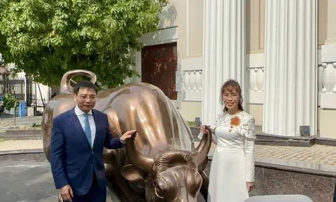 Tỉ phú Nguyễn Thị Phương Thảo xuất hiện tại lễ đánh cồng khai xuân chứng khoán