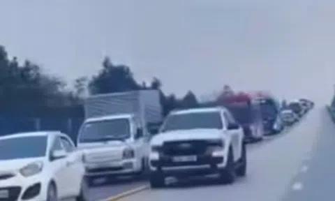 Bất ngờ danh tính tài xế bán tải đi vào làn ngược chiều, liên tục nháy đèn pha trên cao tốc