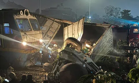 Tàu hoả tông xe tải chắn ngang đường sắt, 2 người thương vong