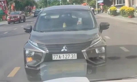 Clip ô tô ngang nhiên dừng án ngữ làn ngược chiều giữa phố biển Quy Nhơn gây bức xúc