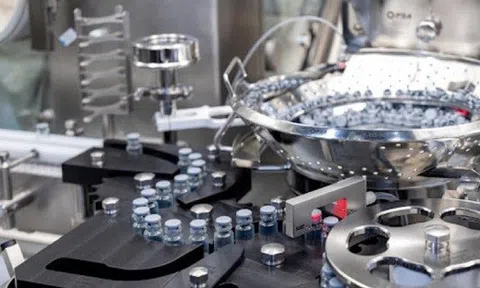 Siêu Robot sản xuất vaccine về Việt Nam: Toàn bộ quy trình không cần con người, tốc độ chiết rót hàng trăm lọ/phút, độ chính xác từ 0,1 ml