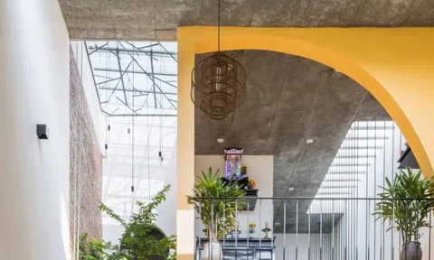 Nhà ống 2 tầng với các khoảng 'cắt xẻ' ngẫu hứng