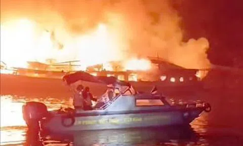 Cháy tàu du lịch chở 30 khách và 11 thuyền viên trên Vịnh Hạ Long