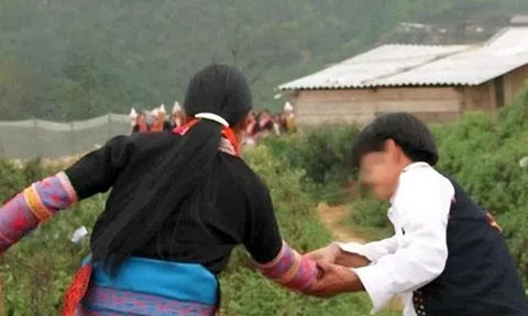 Hai nữ sinh lớp 8 bị “bắt" về làm vợ trong đêm