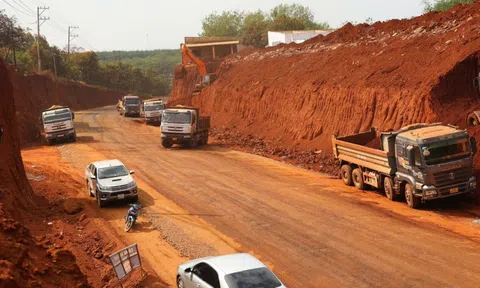 Đề xuất tạm dừng thi công tuyến đường khiến 8 nhà dân 'treo cao' ở Đồng Nai