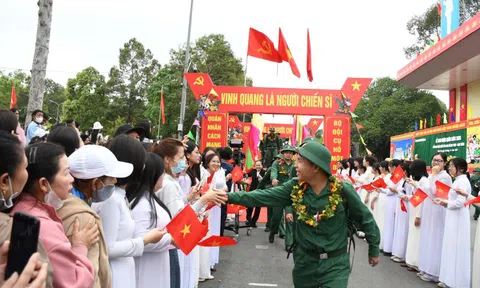 Thượng tướng Nguyễn Trường Thắng thăm hỏi, động viên thanh niên Đồng Nai lên đường nhập ngũ