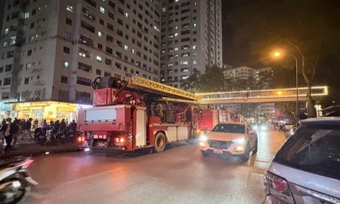 Điều động 2 xe chữa cháy và 15 chiến sĩ dập hỏa hoạn ở chung cư Linh Đàm