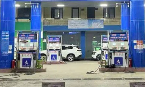 Một cửa hàng xăng dầu ở Hà Nội treo biển hết hàng, bất ngờ với lý do