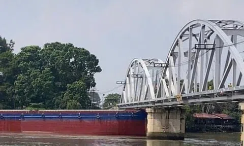 Tàu hàng va vào cầu Ghềnh, 6 người bị thương, đường sắt Bắc – Nam tạm gián đoạn