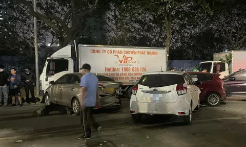 VIDEO: Xế hộp lao như tên bắn, tông liên tiếp nhiều ô tô và xe máy, 4 người bị thương