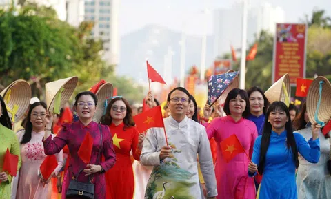 Hơn 3.000 phụ nữ Khánh Hòa diễu hành áo dài trên đường biển Nha Trang