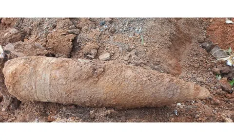 Đào móng xây hàng rào, người dân Gia Lai phát hiện 2 quả đạn "khủng"