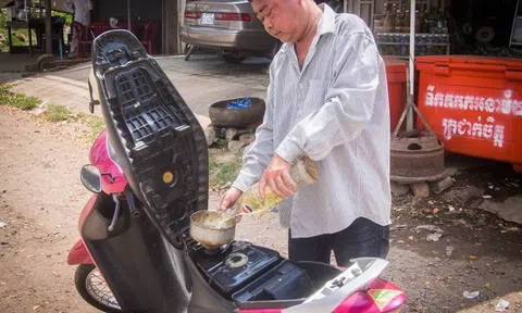 Phụ thuộc hoàn toàn vào nhập khẩu, giá xăng dầu ở nước láng giềng Việt Nam biến động phi mã