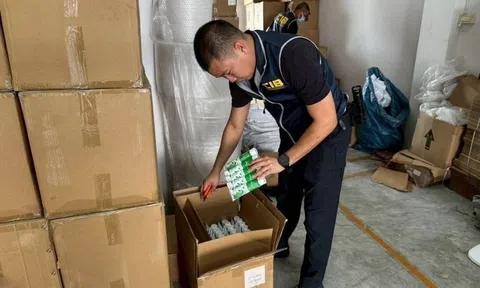 Một thiếu tướng chỉ huy cuộc đột kích, phát hiện hơn 120.000 tuýp kem đánh răng, mỹ phẩm giả trị giá gần 5 tỷ đồng