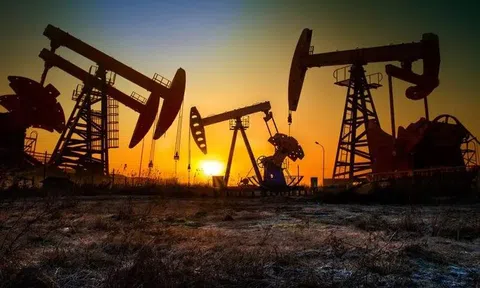 Sản xuất kỷ lục 13,7 triệu thùng dầu mỗi ngày, tại sao giá xăng tại Mỹ vẫn tăng?