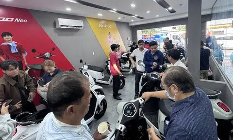 Người dân xếp hàng bốc số mua xe máy điện khi giá xăng tăng vọt, cửa hàng quá tải
