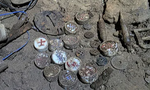 Tìm thấy hài cốt liệt sĩ trong hang đá, cùng tiền xu phát hành năm 1958