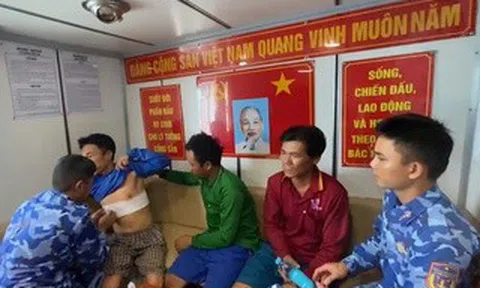 Tàu cá bốc cháy trên vùng biển Tây Nam