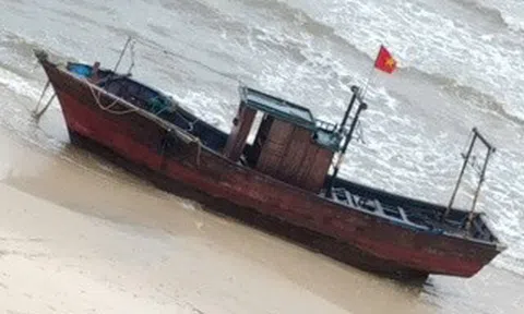 Tàu gỗ dài 15m, không người dạt vào bờ biển Quảng Trị