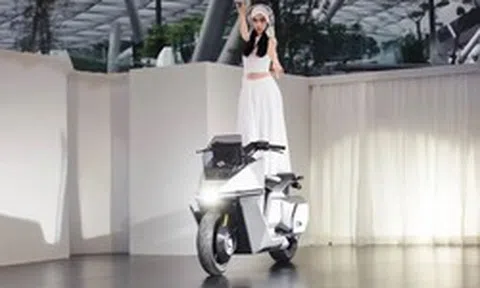 Xe máy điện tự cân bằng đầu tiên trên thế giới được sản xuất hàng loạt