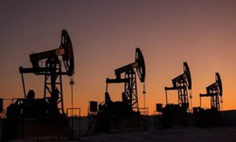 Giá dầu bật tăng mạnh sau khi Iran tấn công các cơ sở năng lượng vùng Vịnh