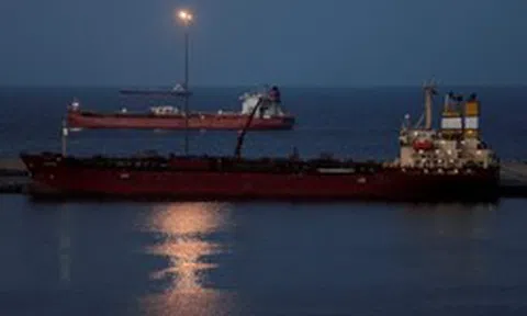 Phát hiện một loạt tàu sử dụng tín hiệu nhận dạng giả, âm thầm đi qua qua eo biển Hormuz: Hơn 12 triệu thùng dầu di chuyển thành công