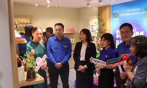 Hàng Việt "xuống" phố Tràng Tiền, thu hút giới trẻ