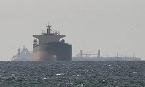 Mỹ bất ngờ nới lệnh trừng phạt, Iran lập tức tuyên bố: Chúng tôi chẳng còn giọt dầu thừa nào để bán