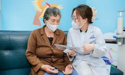 Long Châu và Abbott miễn phí 2.000 liều vắc xin cúm đến người dân miền Trung