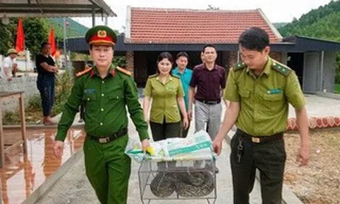 Thấy con trăn trong vườn nhà, người dân vội báo công an