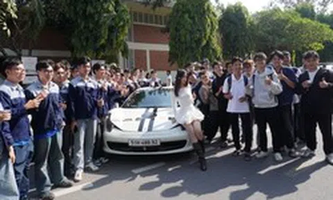 Người dân vây kín dàn xe của ông Đặng Lê Nguyên Vũ: ‘Lần đầu em được thấy nhiều Rolls-Royce, Range Rover, không ngờ chúng to đến vậy’