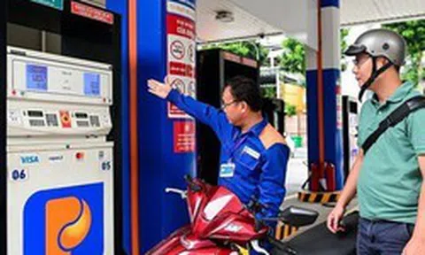 Giá xăng giảm hơn 3.800 đồng/lít