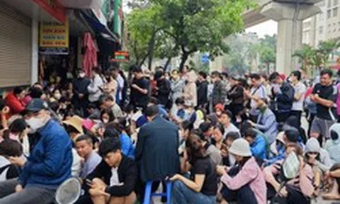 Cửa hàng vàng Bảo Tín Mạnh Hải ken đặc người xếp hàng từ 4 - 5h sáng sau loạt tin nhắn bất ngờ