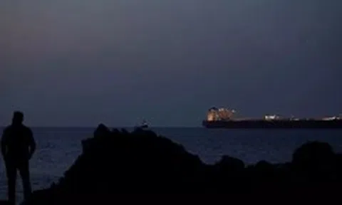 Iran soạn luật thu phí tàu qua eo biển Hormuz, châu Á chật vật trong cơn ‘khát’ dầu