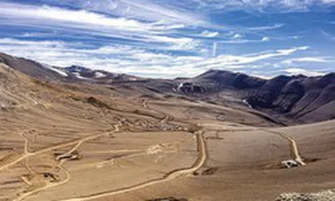 Khoan thẳng đứng xuống lòng đất, phát hiện 80 triệu ounce vàng bạc và 12 triệu tấn đồng