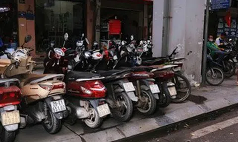 VIDEO: Gầm nhà ga tuyến Cát Linh - Hà Đông bị "chiếm giữ" bởi các bãi giữ xe trái phép