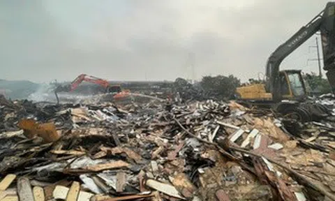 Phát hiện 1 thi thể nạn nhân trong vụ cháy kho xưởng gần bệnh viện K Tân Triều