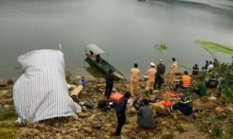 Lật thuyền đánh cá trên hồ thủy điện, con bơi được vào bờ, 2 vợ chồng mất tích