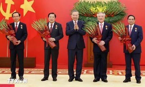 Tổng Bí thư Tô Lâm trao Huân chương Quân công và Huy hiệu Đảng tặng các lãnh đạo, nguyên lãnh đạo