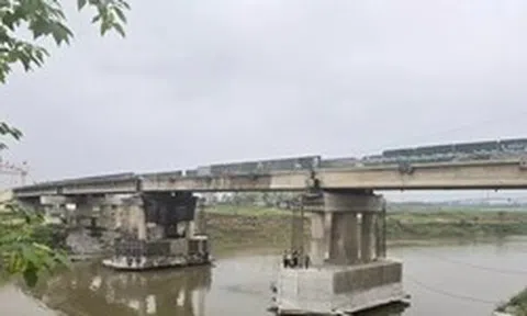 Một cây cầu nối tuyến huyết mạch ở Phú Thọ sửa chữa nhiều năm chưa xong
