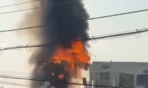 Cháy lớn tại vòng xoay ở Đồng Tháp khiến người dân hoảng sợ